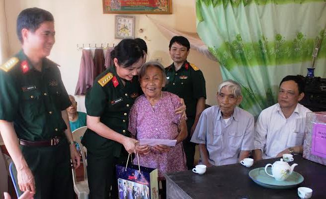 Nhà hát kịch nói Quân đội lưu diễn và tặng quà các gia đình chính sách tại Thanh Hóa